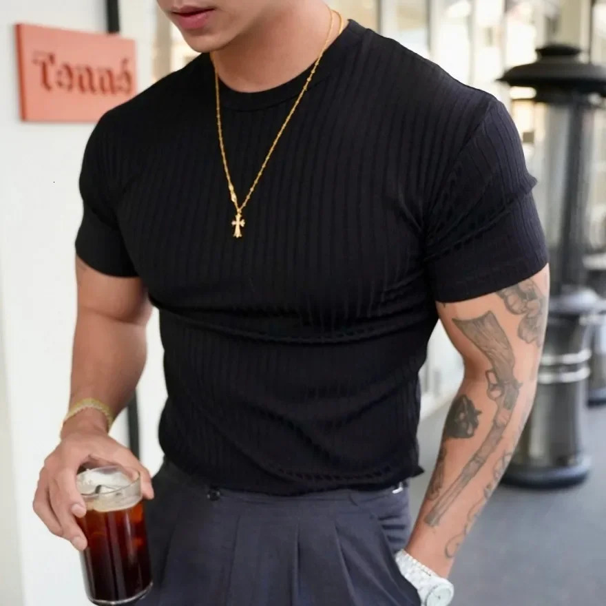 INS Fashion Muscle Fitness Mens Summer Sports Fitness Leisure Round Neck Elastic Short Sleeve Vertical Stripe T-shirt 240419