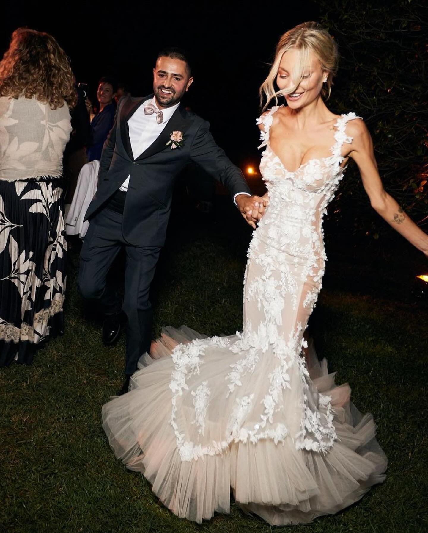 Stunning Mermaid Beaded Wedding Dresses 3D Appliqued Backless Bridal Gowns Spaghetti Straps Necke Tiered Tulle Vestido De Novia