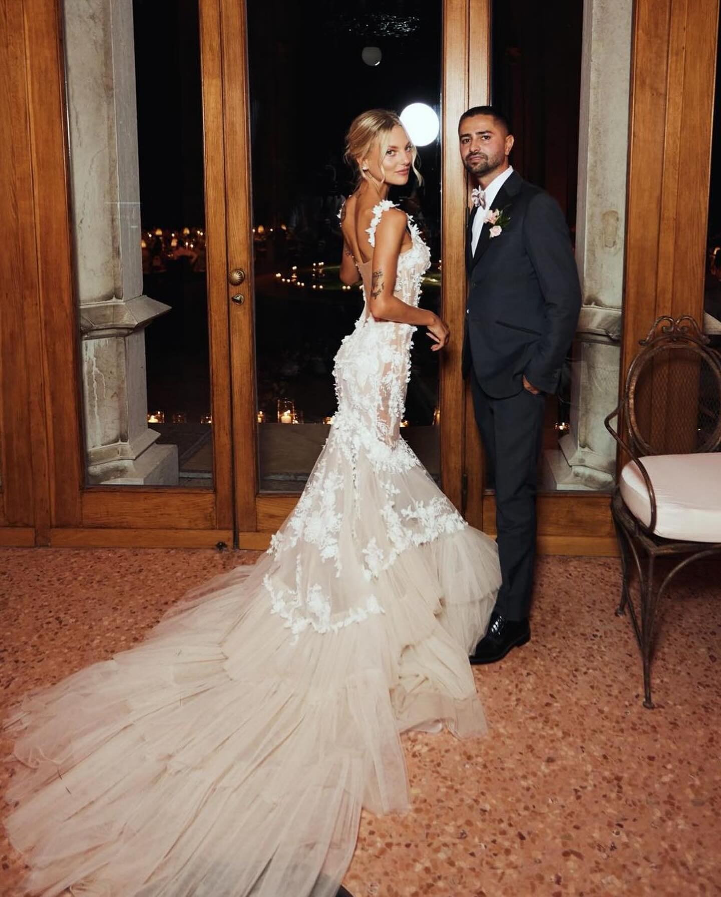 Stunning Mermaid Beaded Wedding Dresses 3D Appliqued Backless Bridal Gowns Spaghetti Straps Necke Tiered Tulle Vestido De Novia