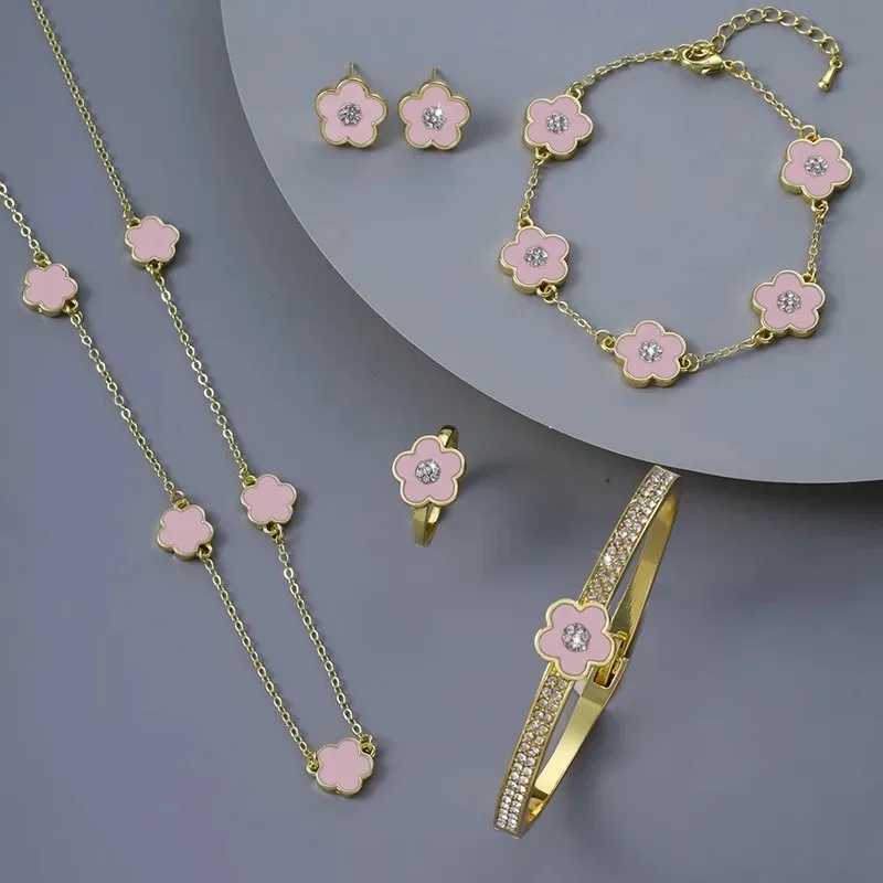 Bracelet Necklace 4pcs High Quality Five Leaf Flower Plant Jewelry Set Earrings Bnagles Classic Womens Clover H241119
