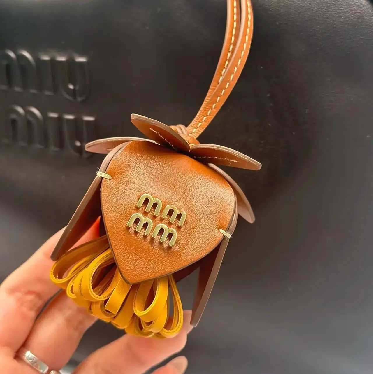 Keychains Lanyards New French Flower Shaped Pendant Cowhide Leather Rope Metal Accessories Bag Hand Gift Box Packaging Decoration H250115