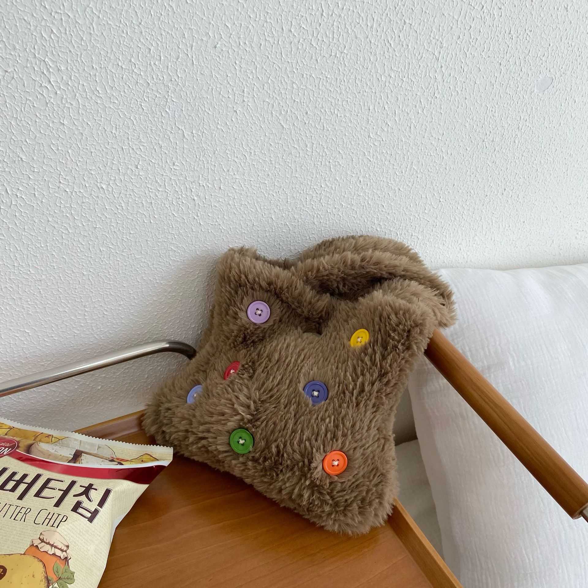 2023 new plush small handbag, female internet celebrity button, niche Korean version, minimalist temperament, hand-held bag 241120