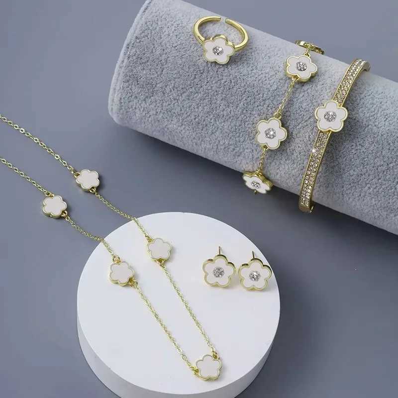 Bracelet Necklace 4pcs High Quality Five Leaf Flower Plant Jewelry Set Earrings Bnagles Classic Womens Clover H241119