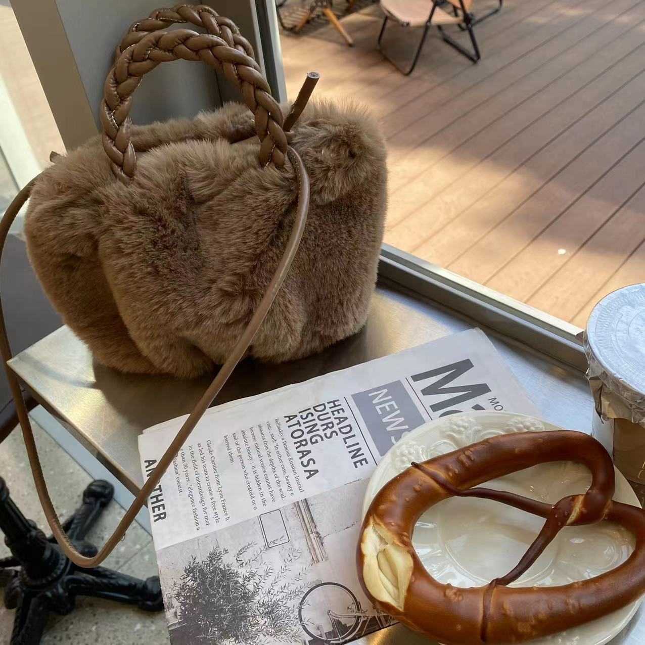 Autumn and Winter Small Bag for Women 2023 New Trendy Fashion Niche Ins Plush Handbag Versatile Handheld Plush Bag 241120