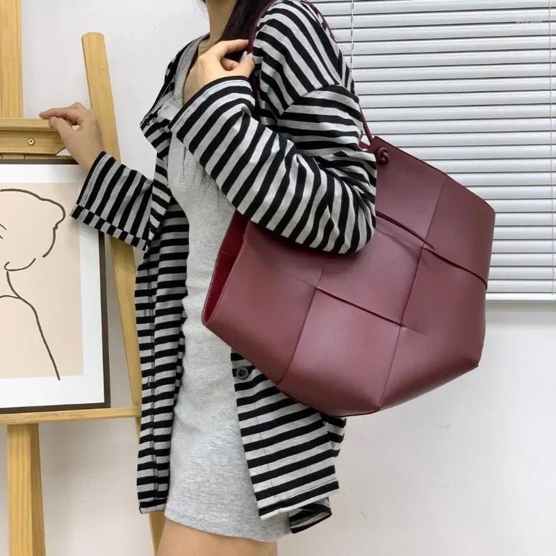 2025S designer Western Style Handbags Chic Genuine Leather Shoulder Underarm Bag for Women - Simple and Stylish Daily Companion Handbag shoulder women