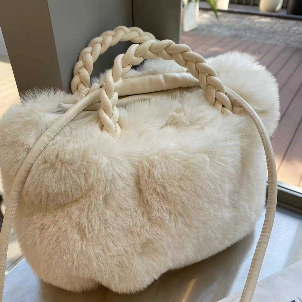 Autumn and Winter Small Bag for Women 2023 New Trendy Fashion Niche Ins Plush Handbag Versatile Handheld Plush Bag 241120