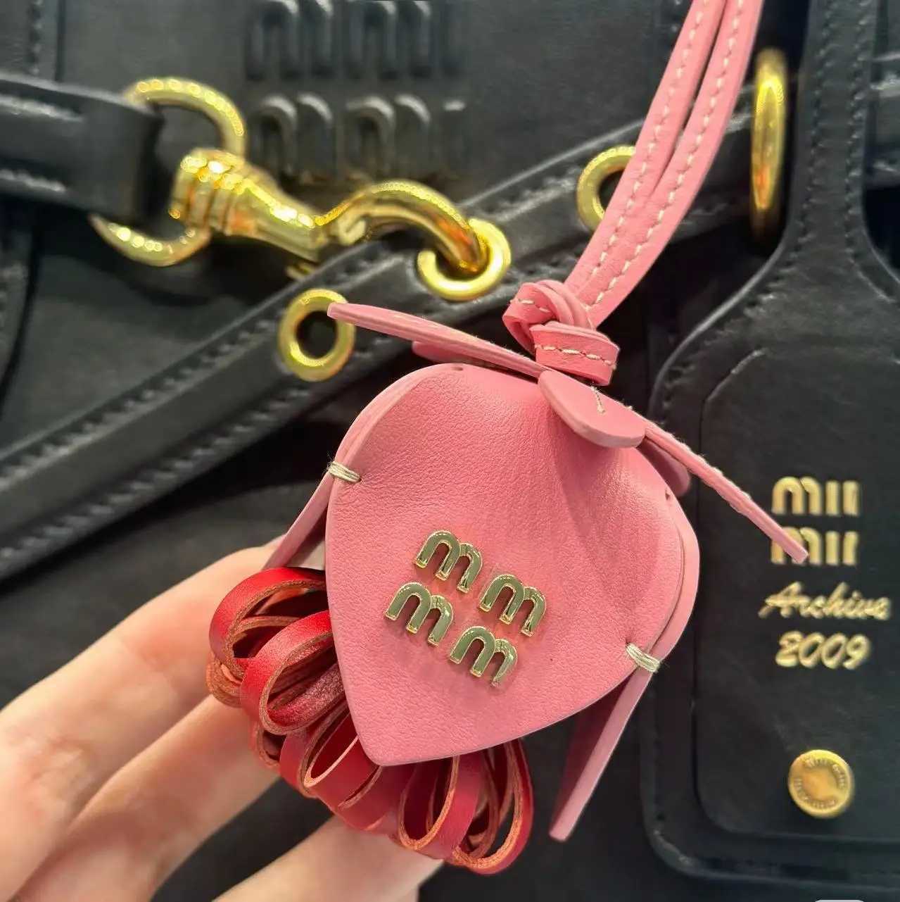 Keychains Lanyards New French Flower Shaped Pendant Cowhide Leather Rope Metal Accessories Bag Hand Gift Box Packaging Decoration H250115