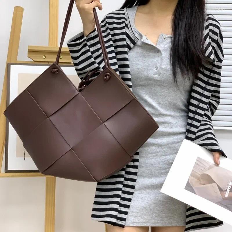 2025S designer Western Style Handbags Chic Genuine Leather Shoulder Underarm Bag for Women - Simple and Stylish Daily Companion Handbag shoulder women