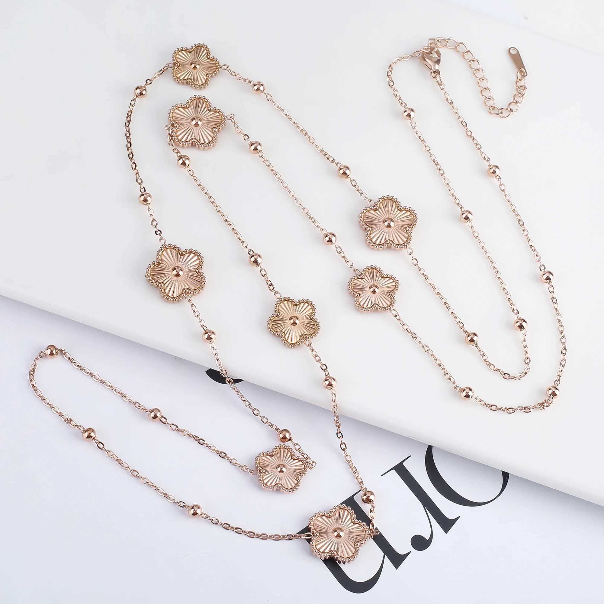 Pendant Necklaces 2024 New Stainless Steel Design Sweater Chain 8 Flower Double sided Necklace for Women High Quality Plants Clover H241119
