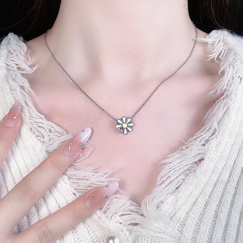 Charming Sparse Elegance Women's Stainless Steel Daisy Pendant Necklace - Minimalist Office Wear