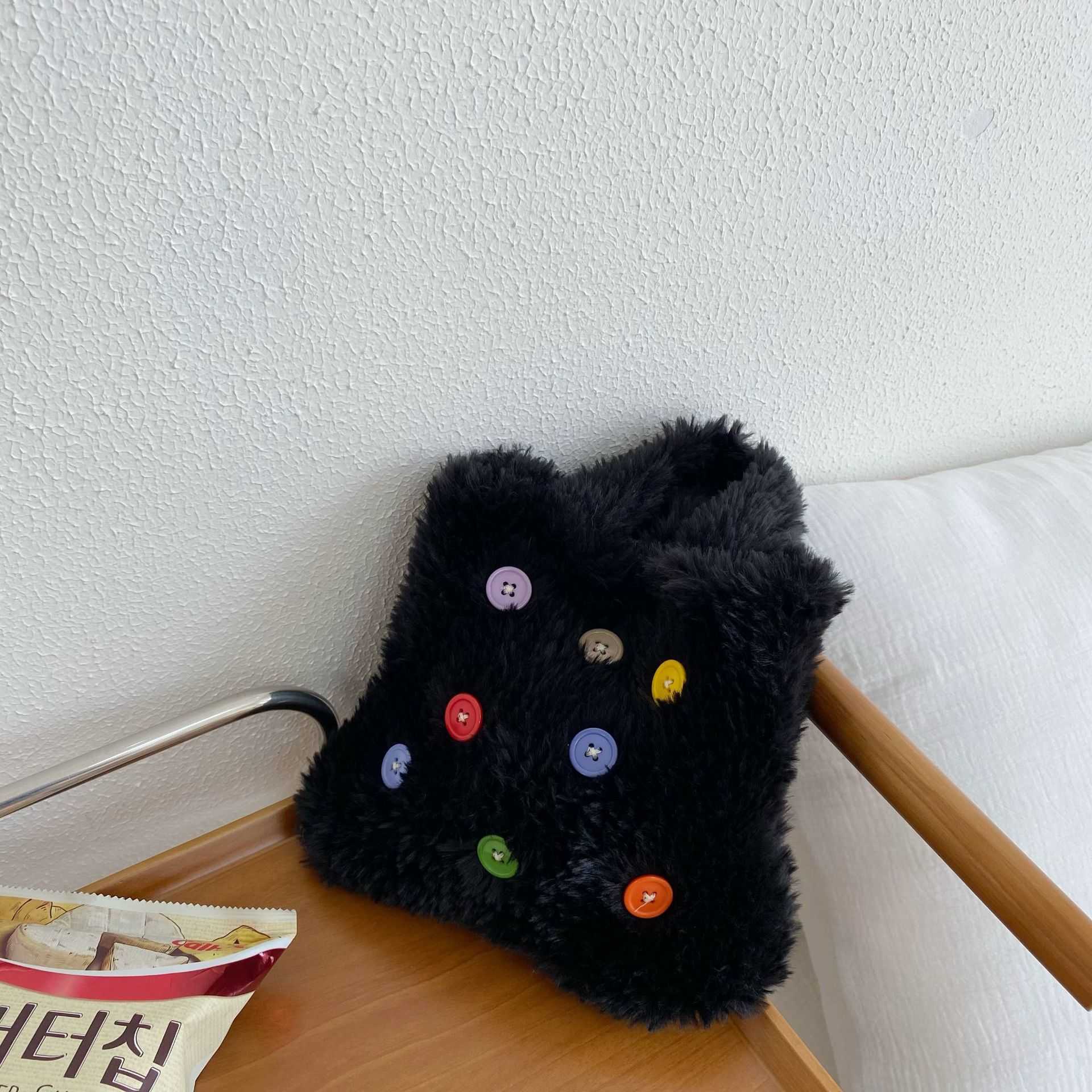 2023 new plush small handbag, female internet celebrity button, niche Korean version, minimalist temperament, hand-held bag 241120