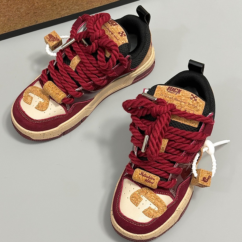 New high-end red thick soled sneakers, niche sports bread shoes, men's and women's low cut casual fashion shoes, designer sports shoes