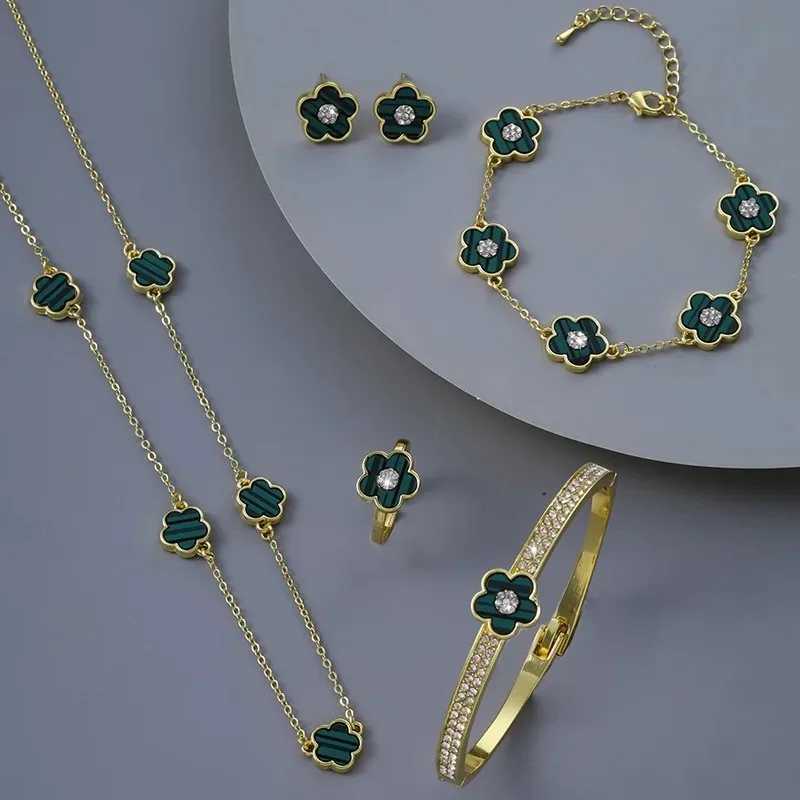 Bracelet Necklace 4pcs High Quality Five Leaf Flower Plant Jewelry Set Earrings Bnagles Classic Womens Clover H241119