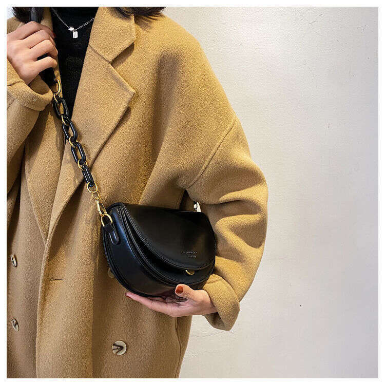 Internet celebrity saddle for women 2022 summer new Korean version niche design chain bag, Western style single shoulder bag