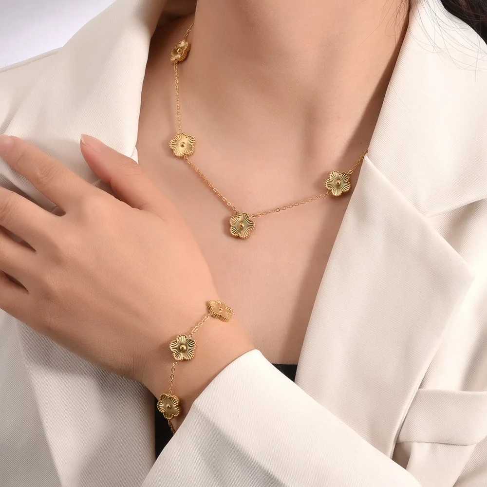 Earrings Necklace Premium Good Luck Clover Pattern Stainless Steel 18K Gold Plated Combination Bracelet Set for Women H250217