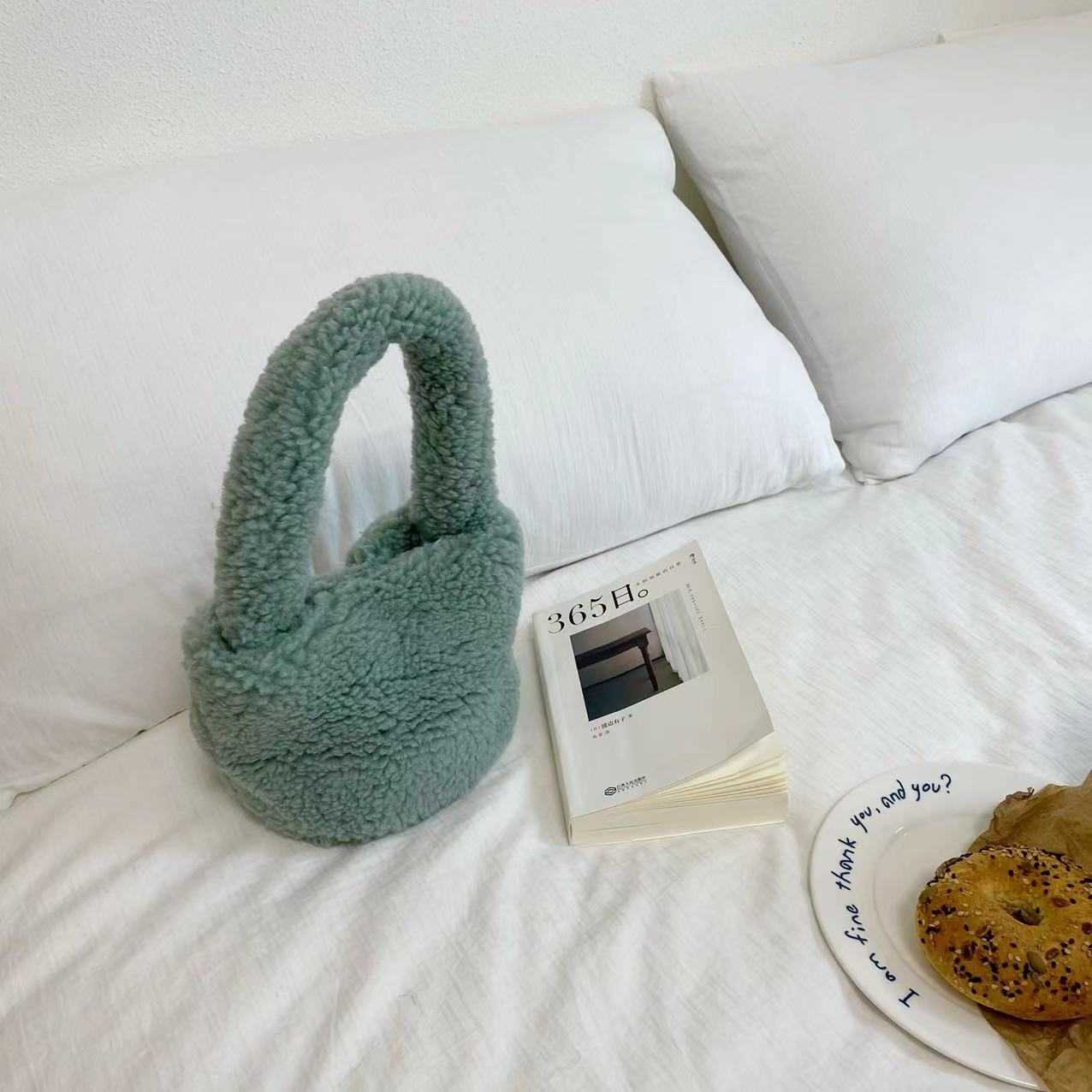 Korean lamb fur bag winter 2023 new female ins niche handheld cute plush handbag 241120