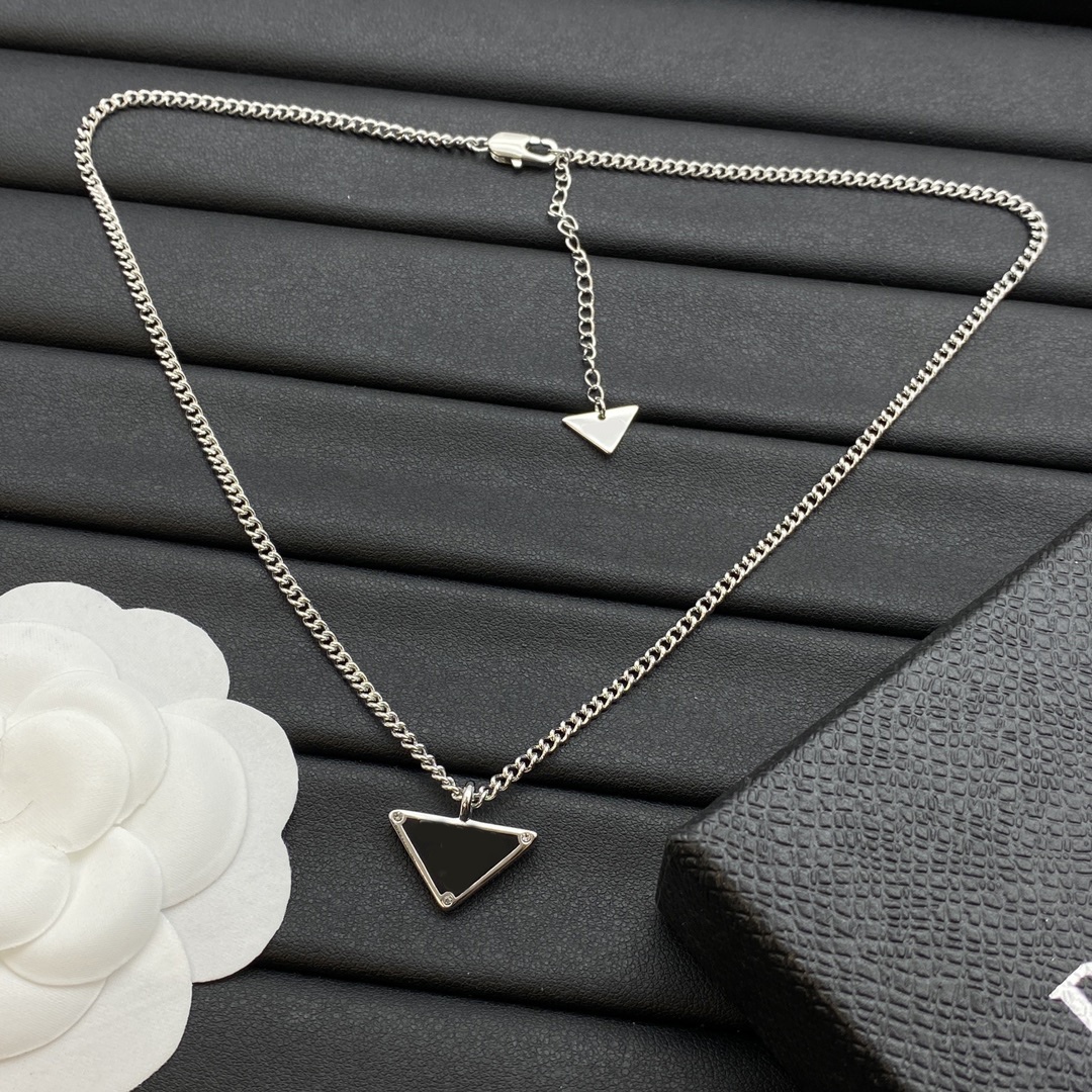 Designer Letter Necklace Brand Pendant Triangle Gold Plated Couple Necklace Choker Chain Womens Wedding Luxury Jewelry Gift