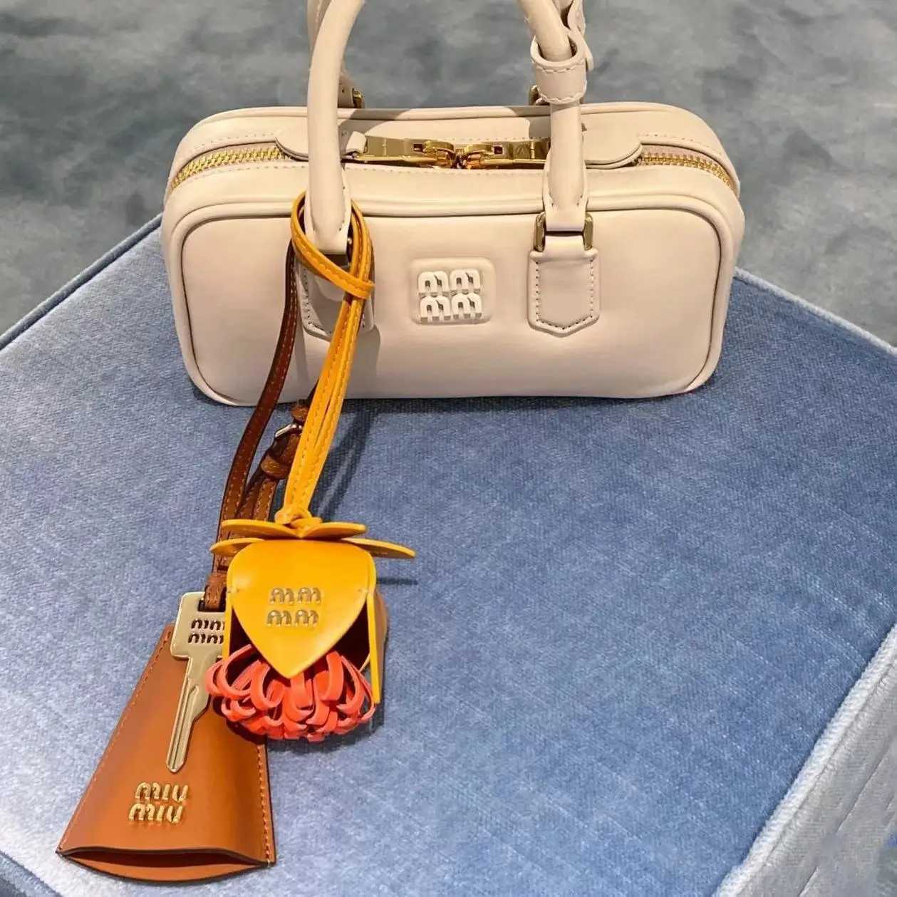 Keychains Lanyards New French Flower Shaped Pendant Cowhide Leather Rope Metal Accessories Bag Hand Gift Box Packaging Decoration H250115