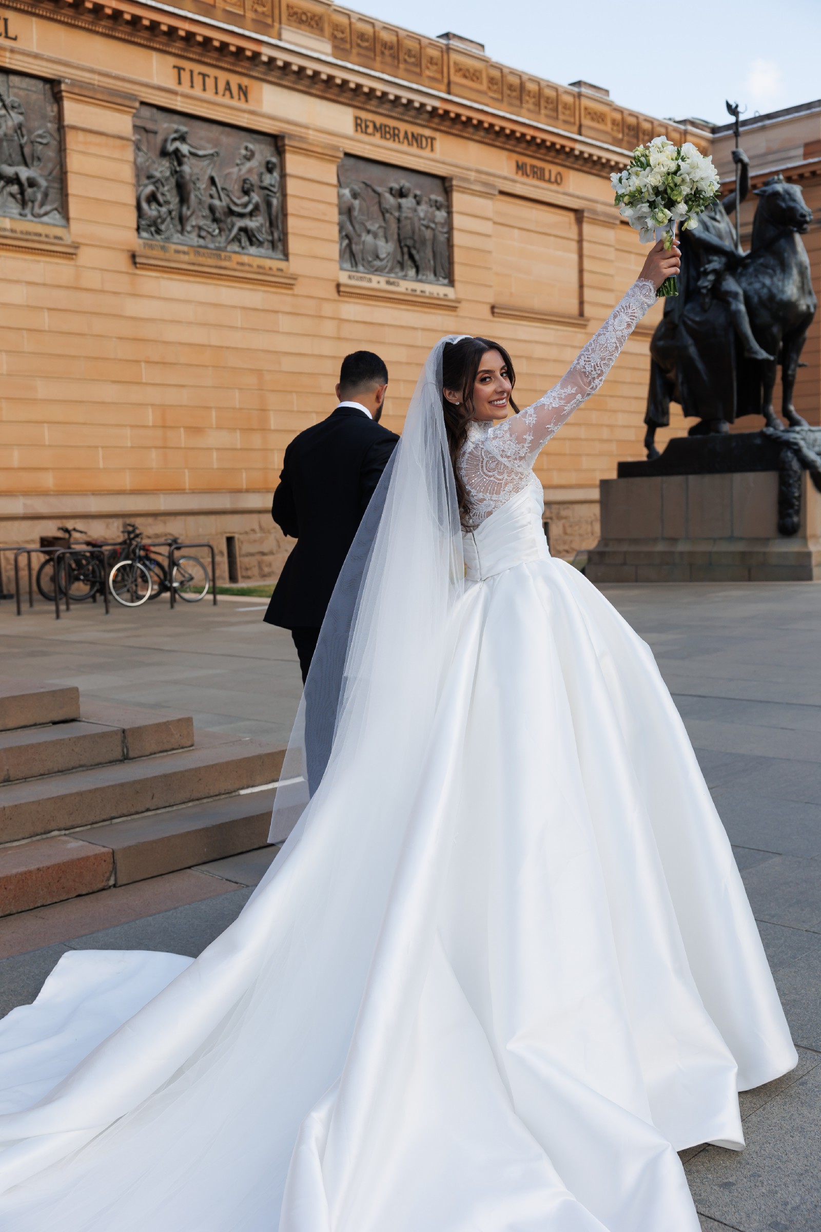 Fabulous Satin Ball Gown Wedding Dresses Lace Neck Long Sleeve Church Wedding Gown Princesas Vestidos De Mariage Puffy Skirt