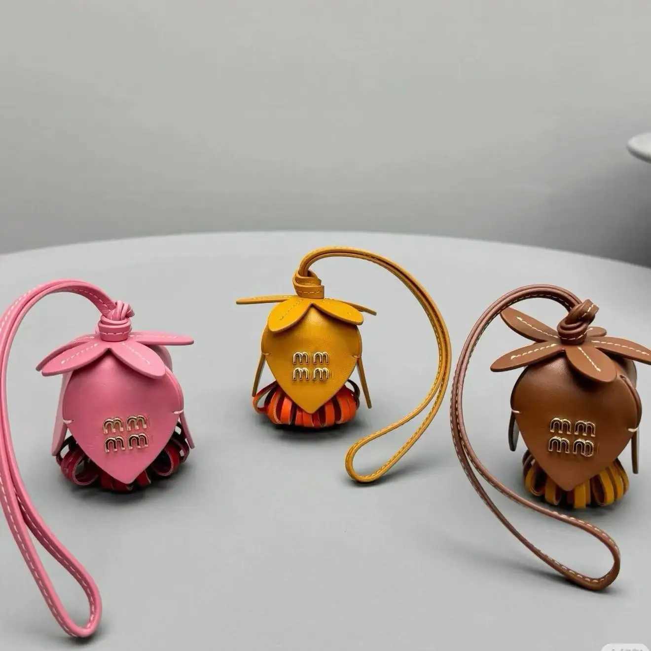 Keychains Lanyards New French Flower Shaped Pendant Cowhide Leather Rope Metal Accessories Bag Hand Gift Box Packaging Decoration H250115