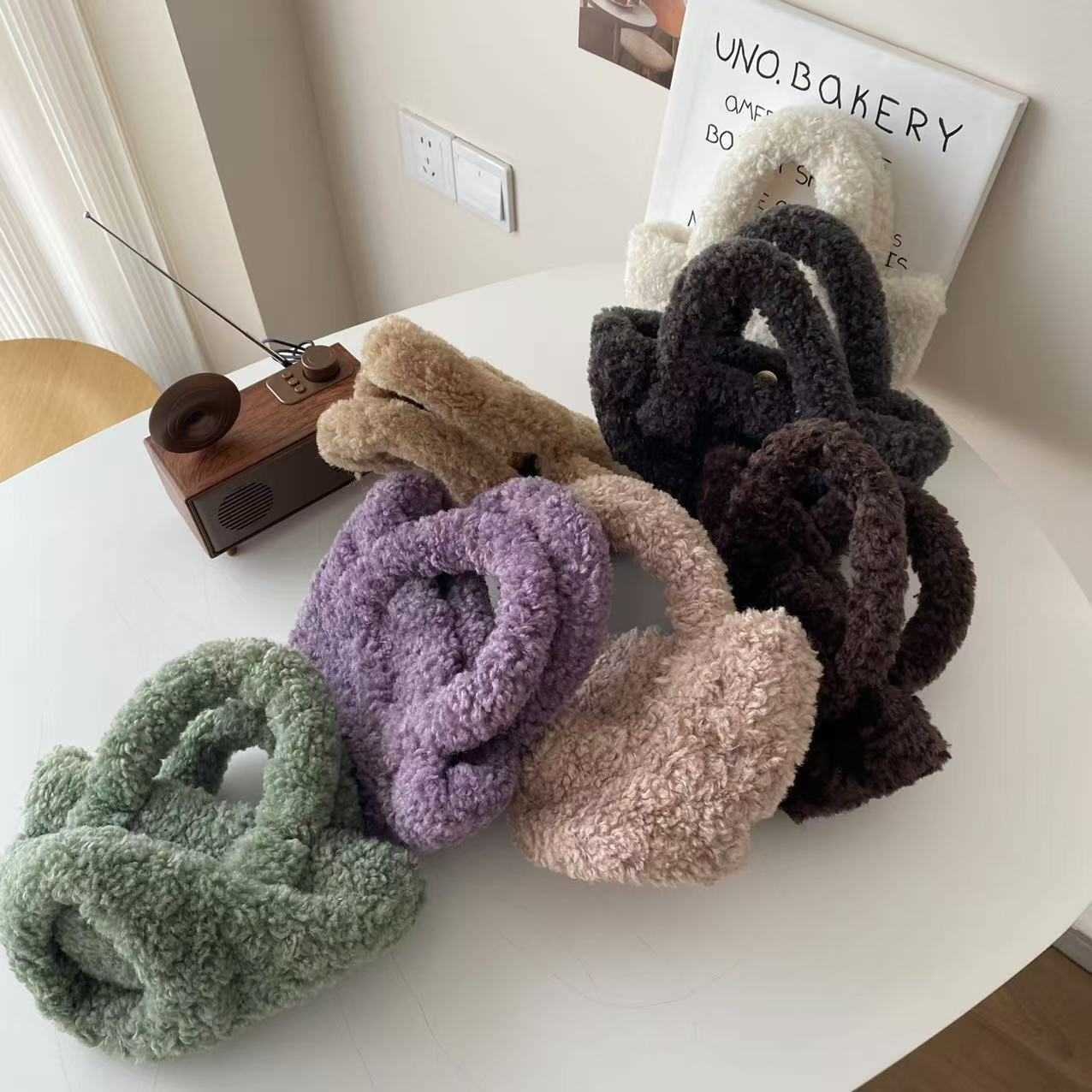 Autumn and Winter Cute Plush Bag for Women 2024 New Fashionable Commuter Shoulder Bag Versatile Plush Tote Bag 241120