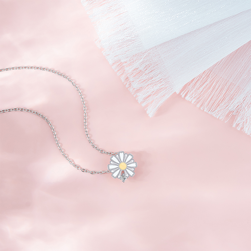 Charming Sparse Elegance Women's Stainless Steel Daisy Pendant Necklace - Minimalist Office Wear