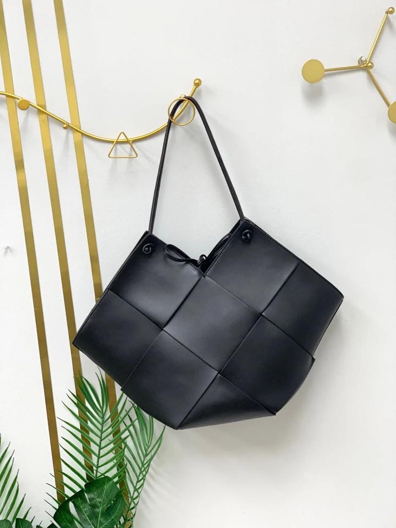 2025S designer Western Style Handbags Chic Genuine Leather Shoulder Underarm Bag for Women - Simple and Stylish Daily Companion Handbag shoulder women