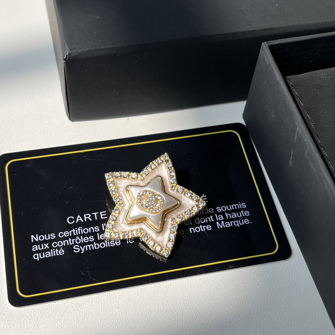 Premium 18k Gold Plated Brooch Fashionable Star Shaped High Quality Small Diamond Inlaid Brooch Exquisite Clothing Gift Brooch Box