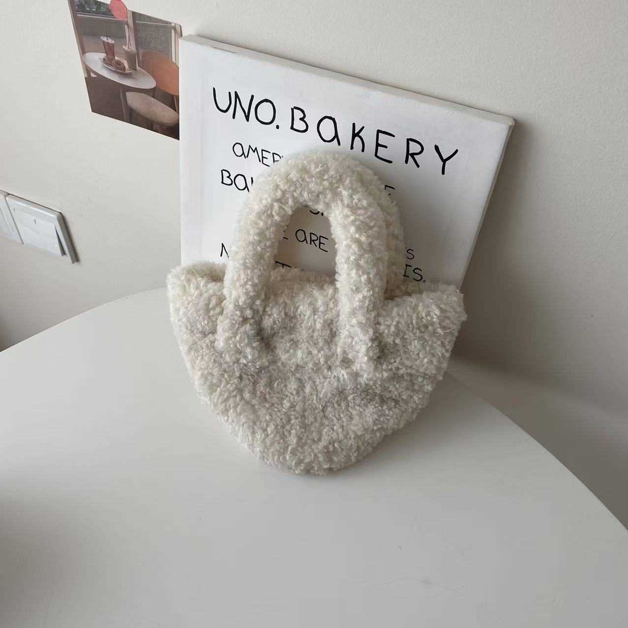 Autumn and Winter Cute Plush Bag for Women 2024 New Fashionable Commuter Shoulder Bag Versatile Plush Tote Bag 241120