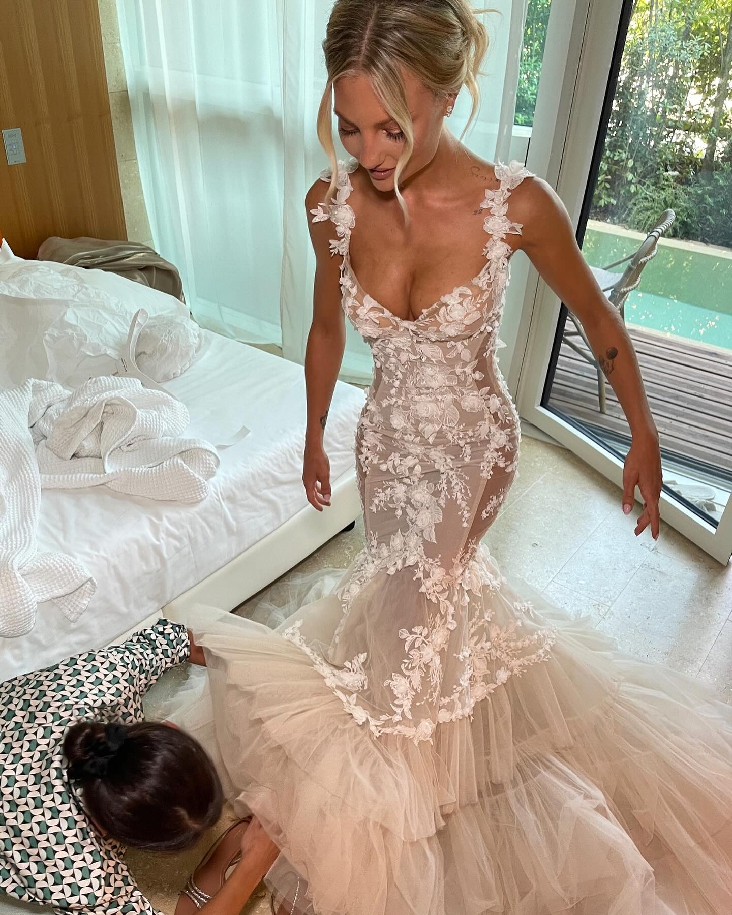 Stunning Mermaid Beaded Wedding Dresses 3D Appliqued Backless Bridal Gowns Spaghetti Straps Necke Tiered Tulle Vestido De Novia