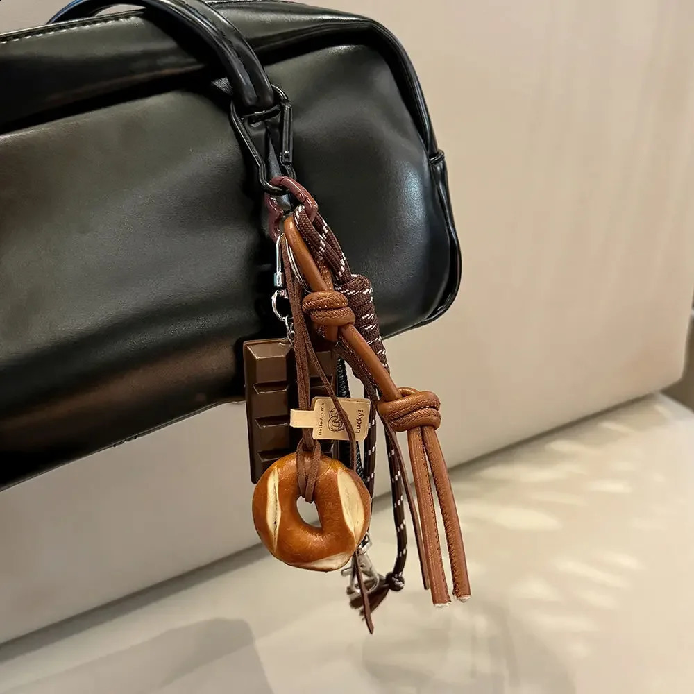 Autumn and winter brown lovely alkali bread Korean ins bag pendant chocolate climbing rope key chain decorative chain hand 241120