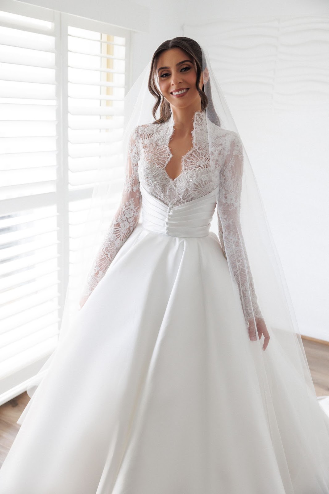 Fabulous Satin Ball Gown Wedding Dresses Lace Neck Long Sleeve Church Wedding Gown Princesas Vestidos De Mariage Puffy Skirt