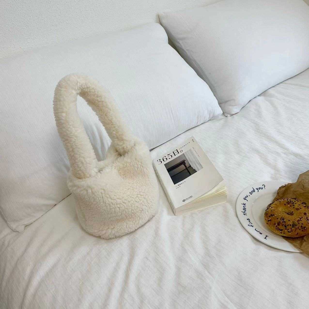 Korean lamb fur bag winter 2023 new female ins niche handheld cute plush handbag 241120