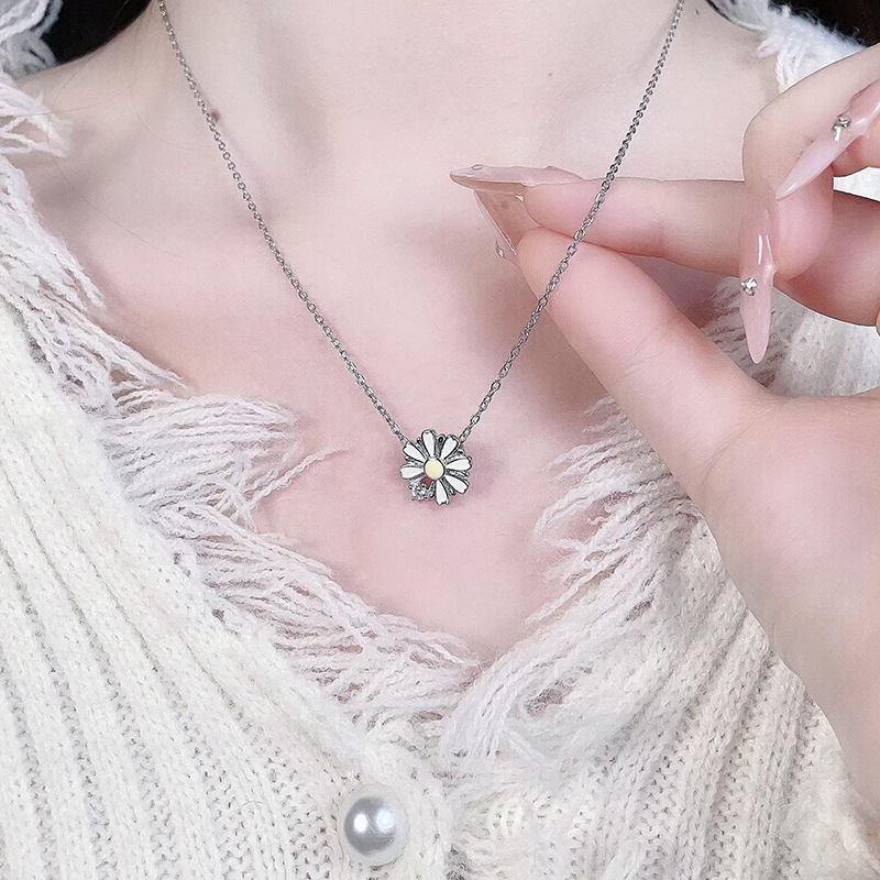 Charming Sparse Elegance Women's Stainless Steel Daisy Pendant Necklace - Minimalist Office Wear
