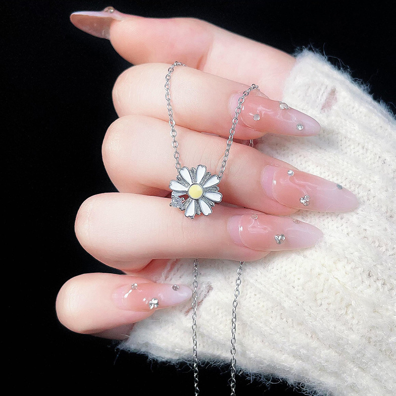 Charming Sparse Elegance Women's Stainless Steel Daisy Pendant Necklace - Minimalist Office Wear