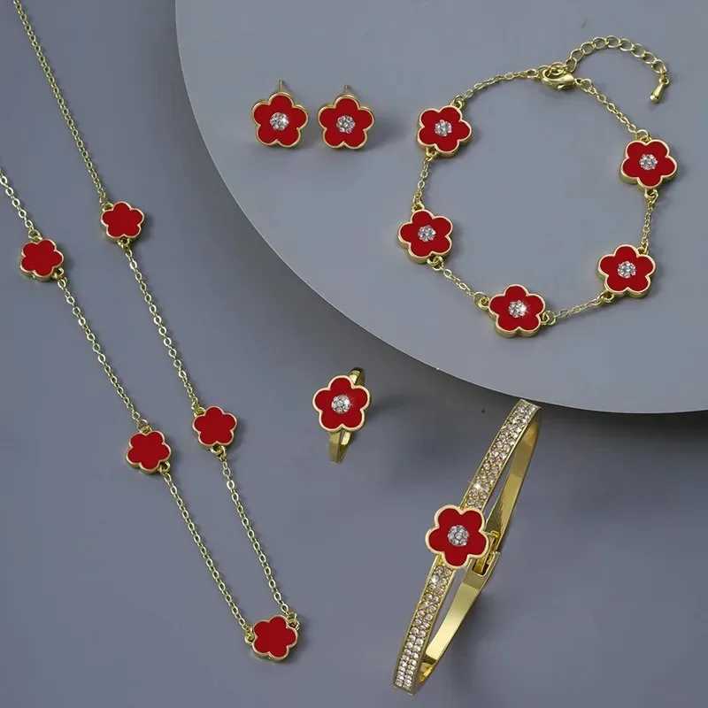 Bracelet Necklace 4pcs High Quality Five Leaf Flower Plant Jewelry Set Earrings Bnagles Classic Womens Clover H241119