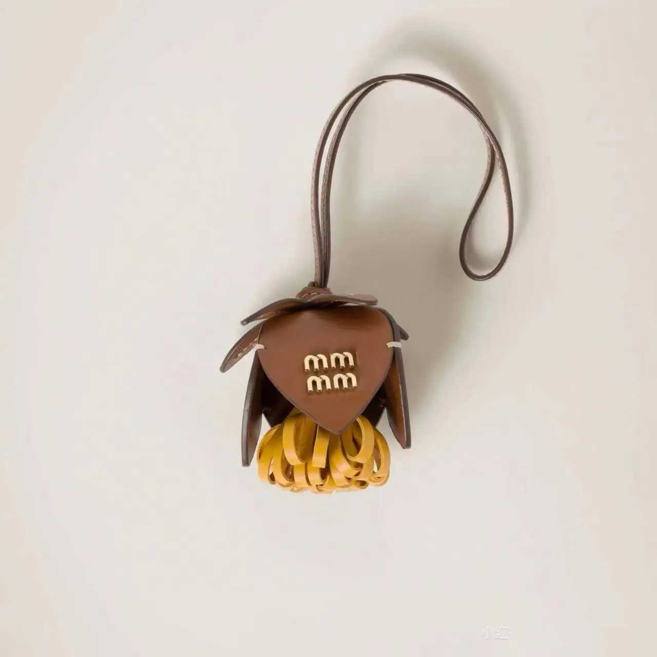 Keychains Lanyards New French Flower Shaped Pendant Cowhide Leather Rope Metal Accessories Bag Hand Gift Box Packaging Decoration H250115