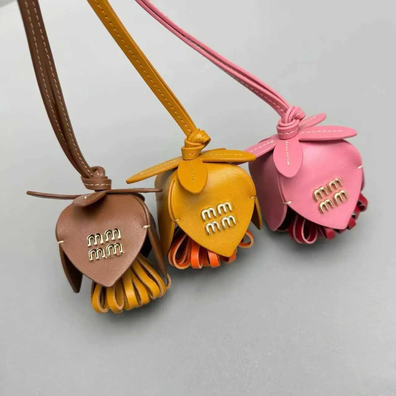 Keychains Lanyards New French Flower Shaped Pendant Cowhide Leather Rope Metal Accessories Bag Hand Gift Box Packaging Decoration H250115