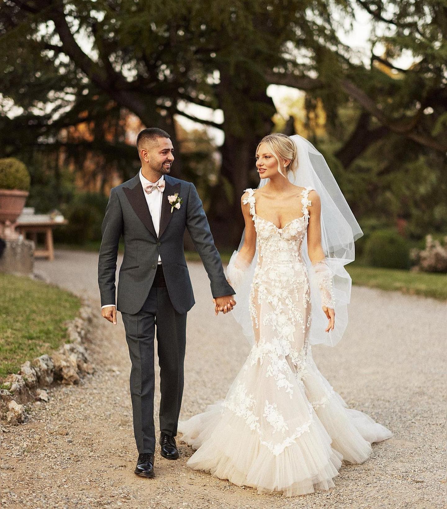 Stunning Mermaid Beaded Wedding Dresses 3D Appliqued Backless Bridal Gowns Spaghetti Straps Necke Tiered Tulle Vestido De Novia