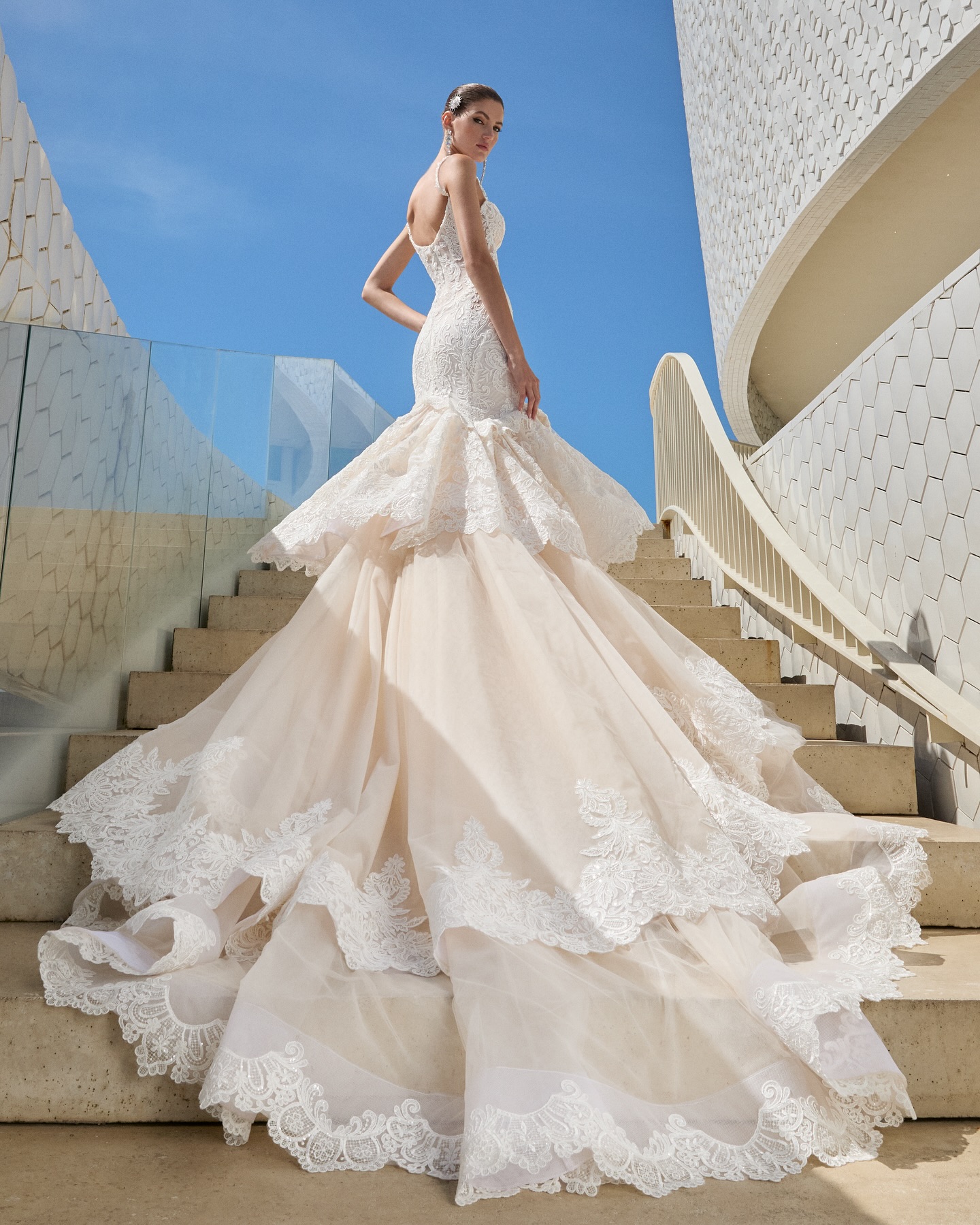 Gorgeous Mermaid Lace Wedding Dresses Appliqued Bridal Gowns Spaghetti Straps Necke Tiered Sweep Train Tulle Vestido De Novia