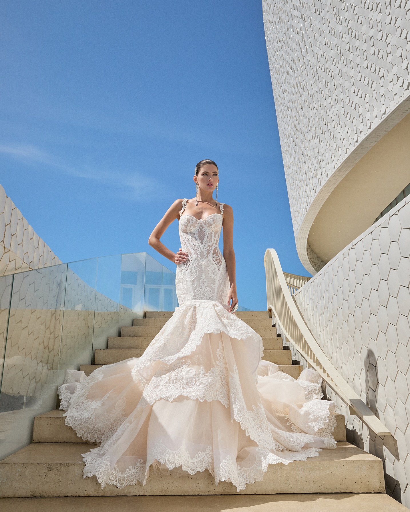 Gorgeous Mermaid Lace Wedding Dresses Appliqued Bridal Gowns Spaghetti Straps Necke Tiered Sweep Train Tulle Vestido De Novia