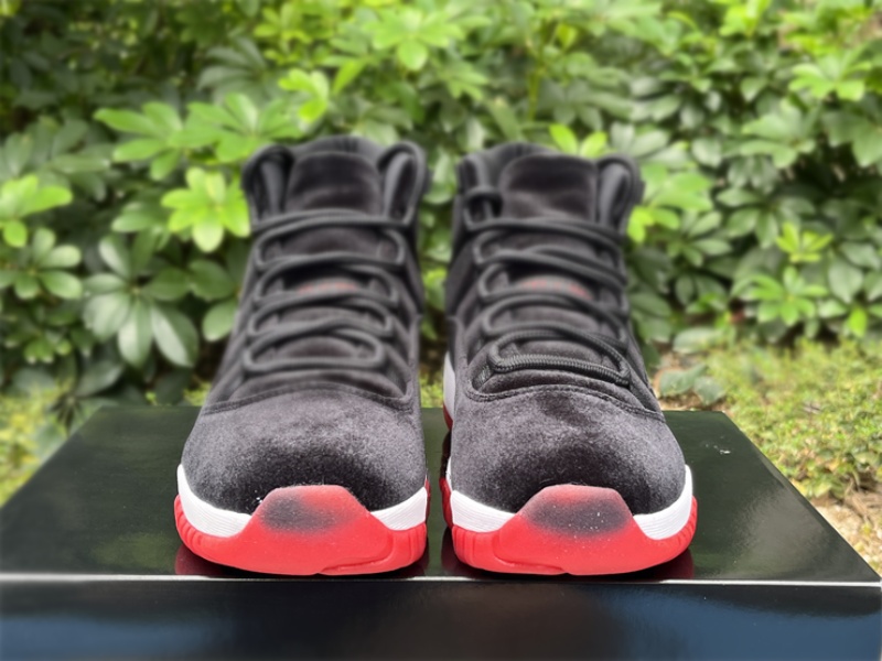 With Real Carbon Fiber 11S Basketball Shoes Cement Shoes for Men Bred Velvet Genuine Leather Couple Designer Sneaker