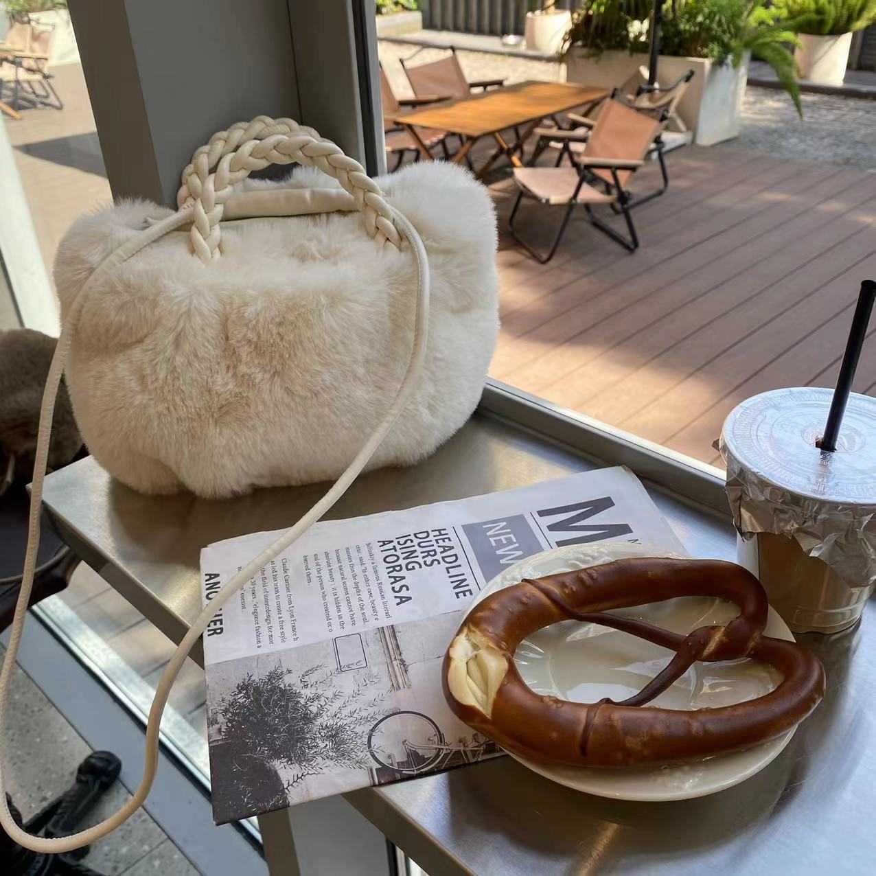 Autumn and Winter Small Bag for Women 2023 New Trendy Fashion Niche Ins Plush Handbag Versatile Handheld Plush Bag 241120