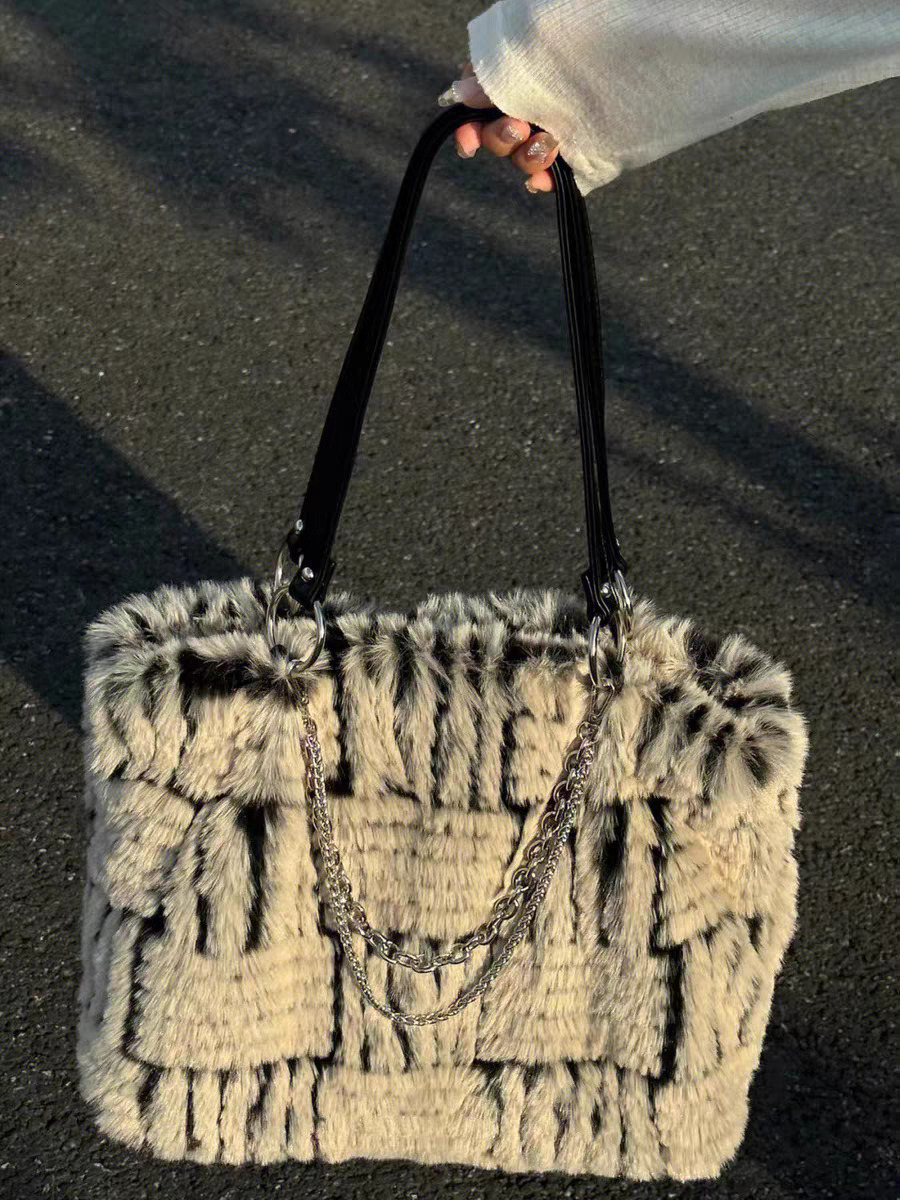 Bags Tote 2025S Designer Women Autumn/Winter New Style Horizontal/Vertical Pattern Fury Plush Large Capacity Shoulder Bag