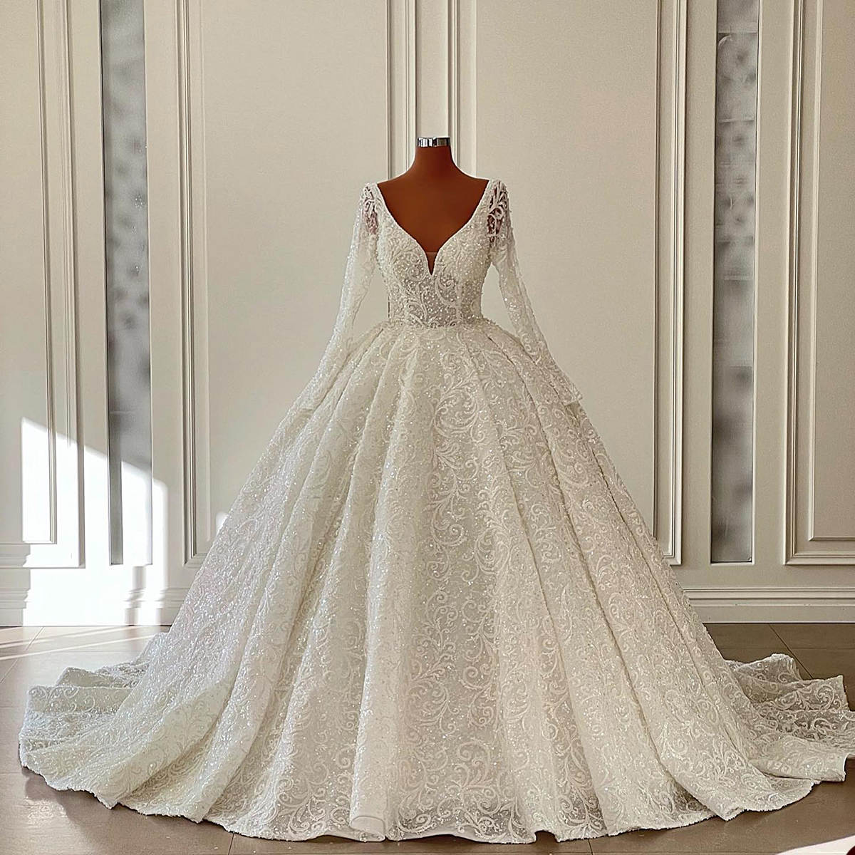 Vintage Ball Wedding Dresses V Neck Long Sleeves Bridal Gown Sequins Lace Appliques Sweep Train Customized Dress vestidos de novia