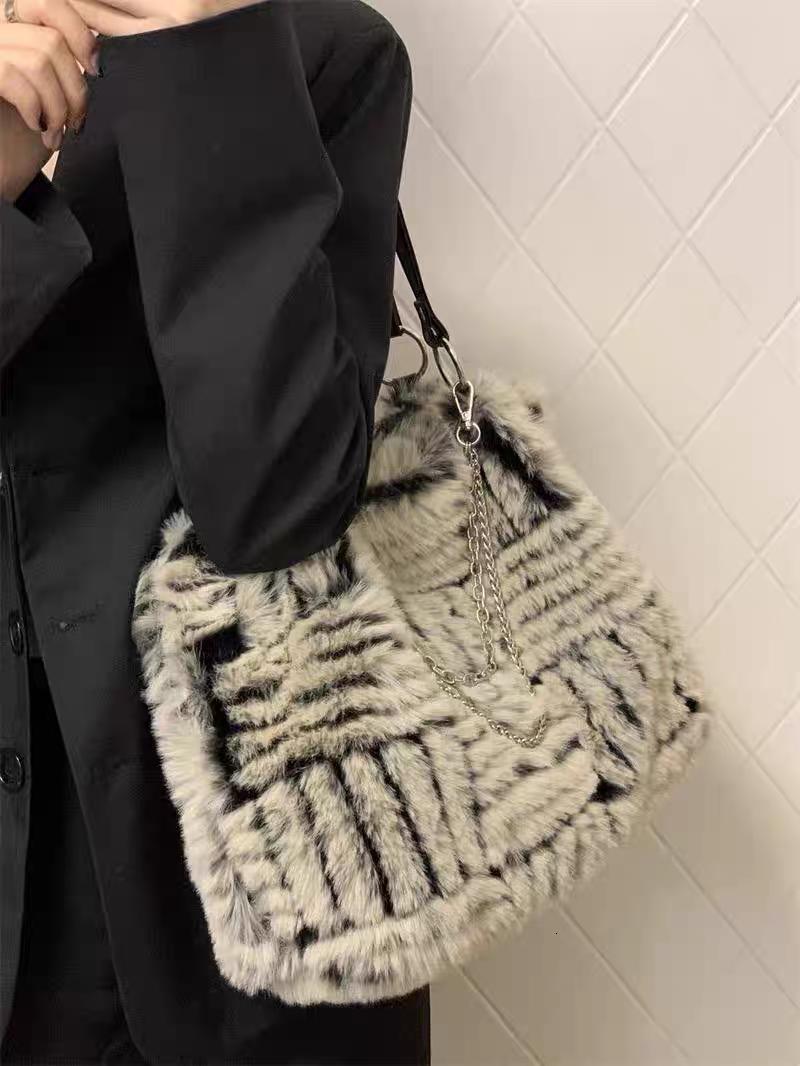 Bags Tote 2025S Designer Women Autumn/Winter New Style Horizontal/Vertical Pattern Fury Plush Large Capacity Shoulder Bag