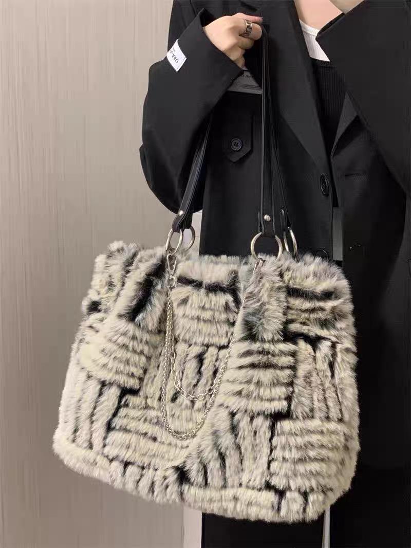 Bags Tote 2025S Designer Women Autumn/Winter New Style Horizontal/Vertical Pattern Fury Plush Large Capacity Shoulder Bag