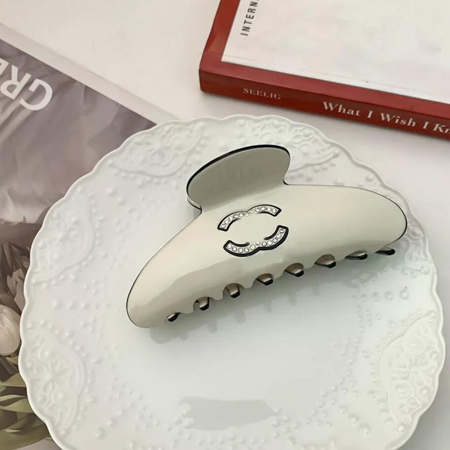 New Shiny Diamond Letter Hair Clips Fashion Style Girl Hair Jewelry High Quality New Love Gift Hair Barrettes With Correct French Boutique Hairpin