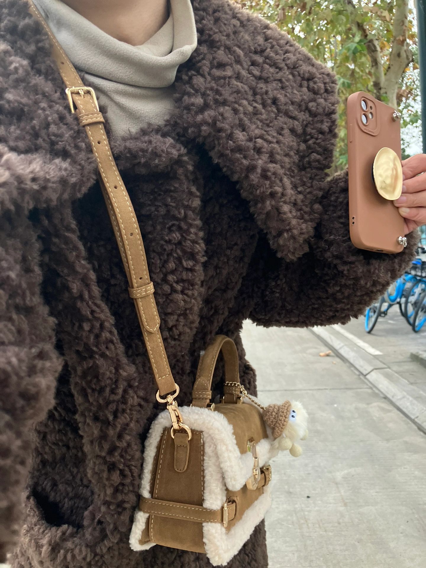 Lamb wool autumn and winter atmosphere plush small square 25s designer women new high-end splicing hand-held crossbody bag for women Fashion diagonal 