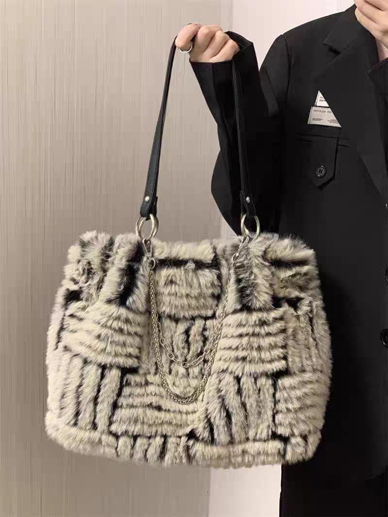 Bags Tote 2025S Designer Women Autumn/Winter New Style Horizontal/Vertical Pattern Fury Plush Large Capacity Shoulder Bag